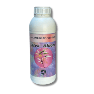 Botella blanca de Xtra-Bloom con etiqueta rosa y diseño floral, acelerador que impulsa la floración de tus plantas para flores grandes y vibrantes.