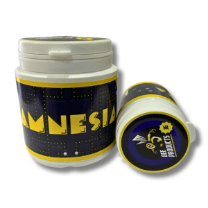 Frasco de Amnesia CBD de Bee Products, con diseño colorido y etiqueta que resalta el nombre 'Amnesia'. El frasco tiene una tapa blanca y un fondo de etiqueta en tonos oscuros con detalles amarillos