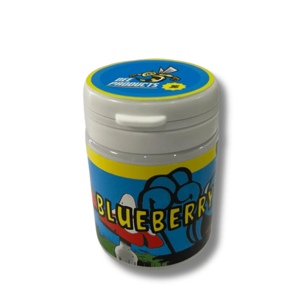 Frasco de Flor CBD Blueberry de Bee Products, con una etiqueta colorida que resalta el nombre 'Blueberry' y una tapa blanca.