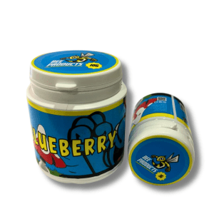 Frasco de Flor CBD Blueberry de Bee Products, con una etiqueta colorida que resalta el nombre 'Blueberry' y una tapa blanca.